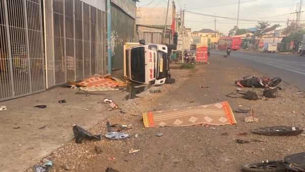 Ôtô tông xe máy, 3 người thương vong