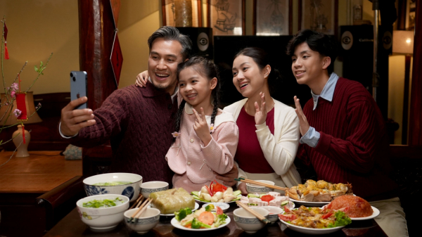 Ông bố sững người trước câu hỏi của con gái trong phim Tết của Tập đoàn Viettel -0