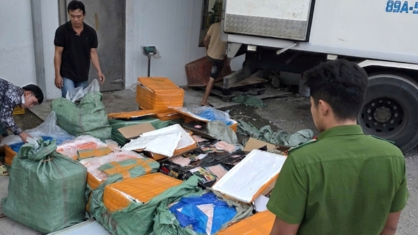 TP Hồ Chí Minh: Thu giữ hơn 28,8 tấn thực phẩm bẩn chuẩn bị tuồn ra thị trường