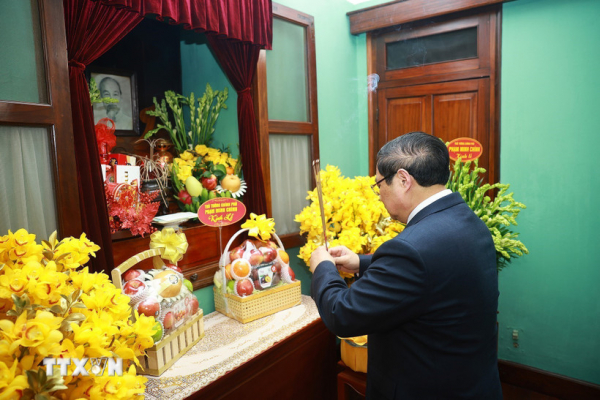 Thủ tướng Phạm Minh Chính dâng hương tưởng nhớ Chủ tịch Hồ Chí Minh tại Nhà 67 -0