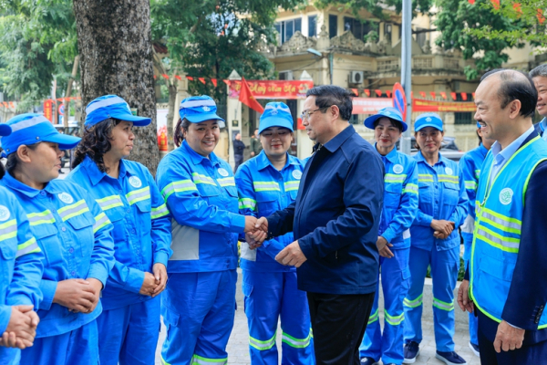 Thủ tướng Phạm Minh Chính cảm ơn, tặng quà công nhân vệ sinh môi trường tại Thủ đô -0