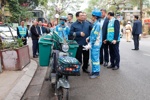 Thủ tướng Phạm Minh Chính cảm ơn, tặng quà công nhân vệ sinh môi trường tại Thủ đô -0