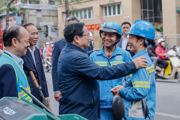 Thủ tướng Phạm Minh Chính cảm ơn, tặng quà công nhân vệ sinh môi trường tại Thủ đô -0
