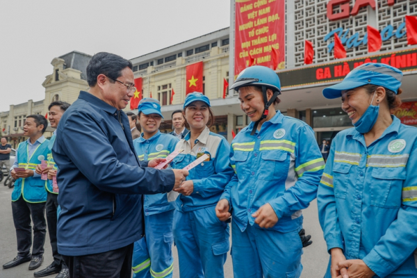 Thủ tướng Phạm Minh Chính cảm ơn, tặng quà công nhân vệ sinh môi trường tại Thủ đô -0