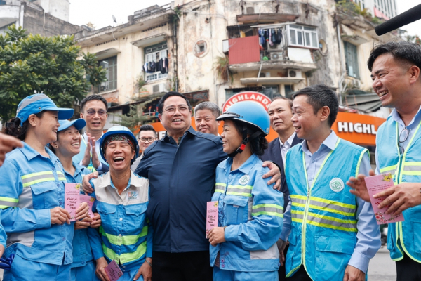 Thủ tướng Phạm Minh Chính cảm ơn, tặng quà công nhân vệ sinh môi trường tại Thủ đô -0