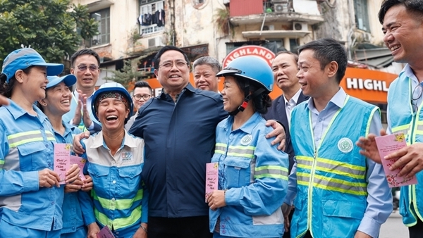 Thủ tướng chúc Tết công nhân vệ sinh môi trường tại Hà Nội