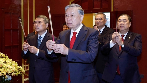 Tổng Bí thư dâng hương tại Hoàng thành Thăng Long và Di tích nhà 67