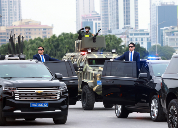 Giao thừa phía sau vành mũ -0
