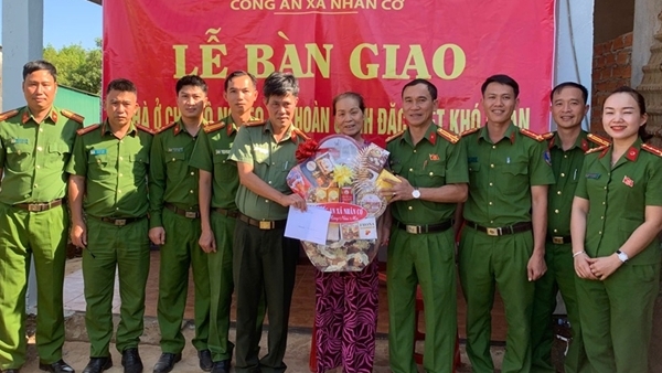 Vỡ òa niềm vui được nhận nhà mới ngày áp Tết