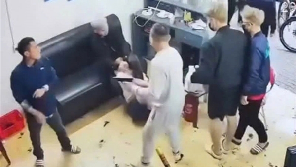 Khởi tố nhóm đối tượng dùng súng đe dọa, đánh con nợ đòi 10 triệu đồng