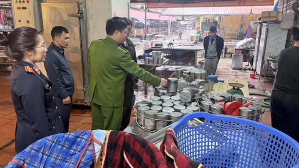 Khởi tố 2 mẹ con chủ cơ sở sản xuất thực phẩm chứa hàn the ở Hưng Yên