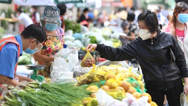 Mùng 3 Tết, thị trường bắt đầu sôi động trở lại, giá cả tăng nhẹ