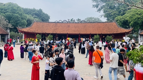 Hà Nội: Người dân hào hứng "tận hưởng" xe buýt, tàu điện, điểm gửi xe giá 0 đồng