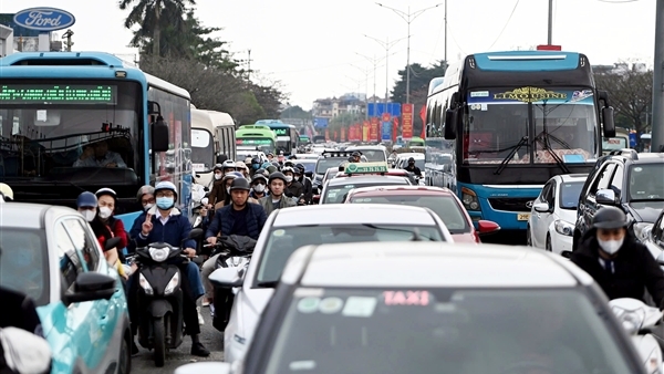 Người dân kết thúc nghỉ Tết sớm, cửa ngõ Hà Nội đông đúc trở lại