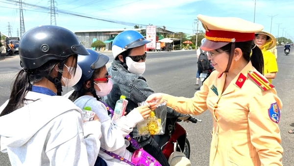 CSGT “đội nắng” tặng nước suối, khăn lạnh cho du khách đến Tây Ninh
