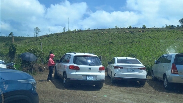 Bát nháo tại bãi giữ xe ô tô tự phát ở phía Đông Đắk Lắk