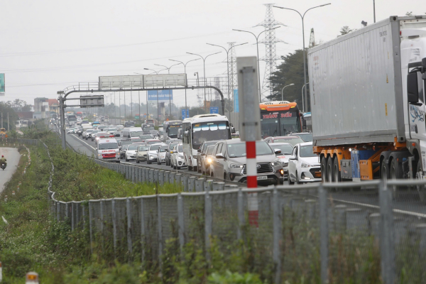 Dòng người ùn ùn trở lại Thủ đô trong ngày cuối kỳ nghỉ Tết Bính Ngọ 2026