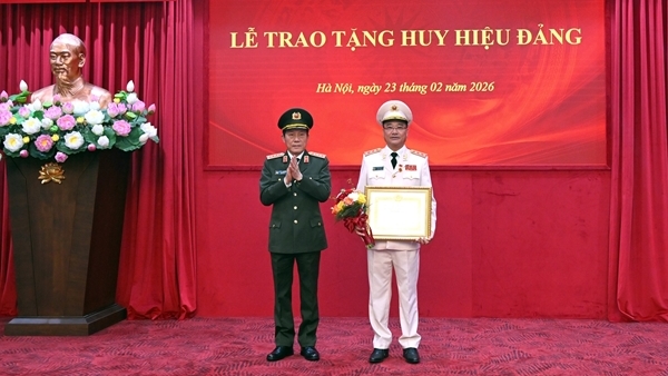 Trao Huy hiệu 30 năm tuổi Đảng tặng Thứ trưởng Phạm Thế Tùng