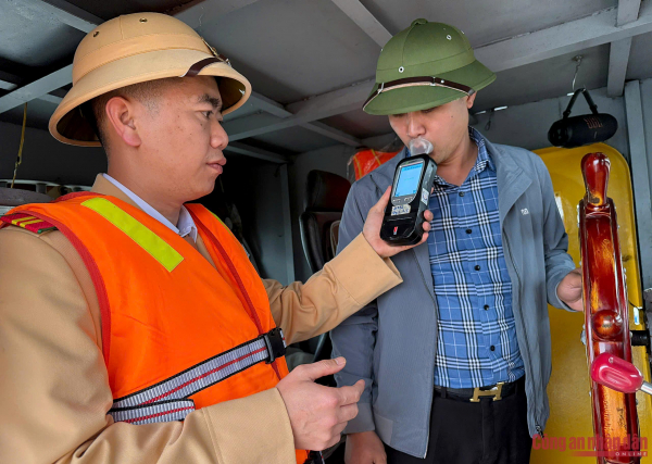 Cảnh sát đường thủy Hà Nội chủ động bảo đảm ATGT mùa lễ hội đầu năm -0