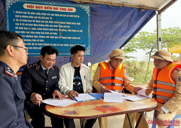 Cảnh sát đường thủy Hà Nội chủ động bảo đảm ATGT mùa lễ hội đầu năm -2