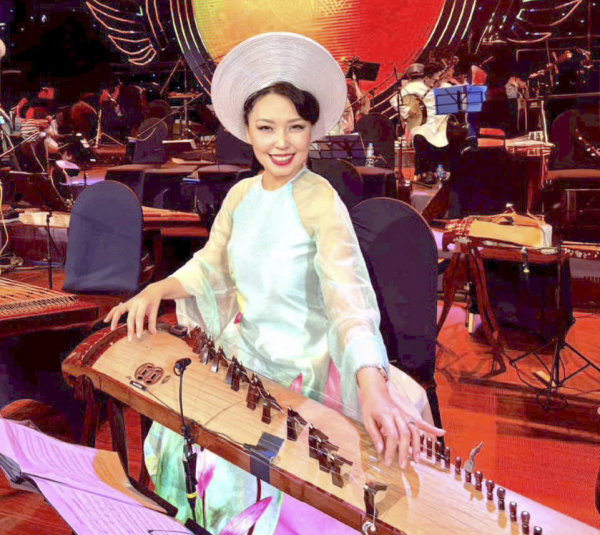 nsnd ph-m trà my bên cây dàn tranh trong m-t chuong trình bi-u di-n.jpg -1