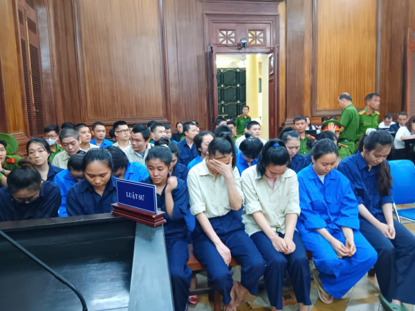 Chủ mưu và 30 “nhân viên ngân hàng” ra tòa vì chiếm đoạt tài sản -0