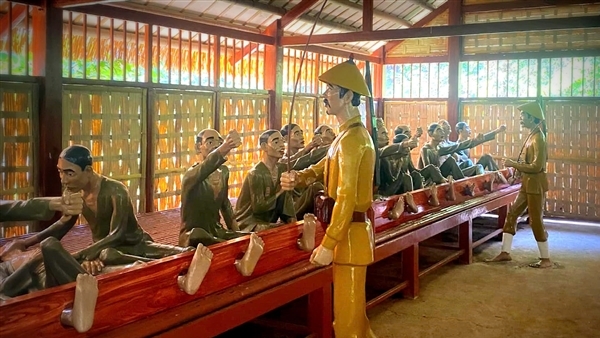 Về làng đánh giặc dưới bóng rừng xà nu