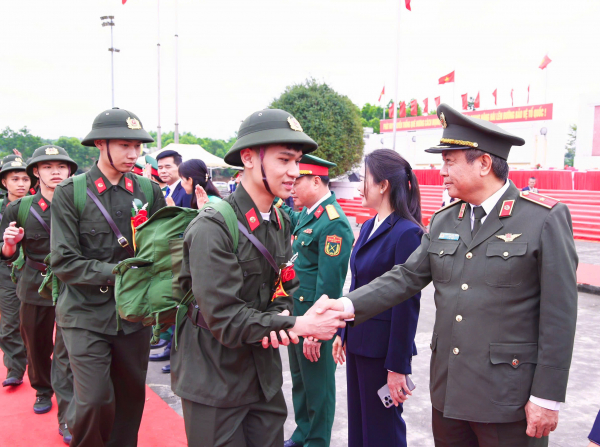Thanh niên hăng hái lên đường nhập ngũ -0