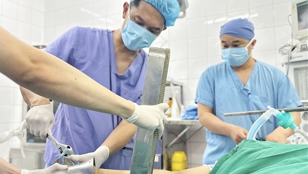 Người phụ nữ đến cấp cứu với bàn tay kẹt trong máy xay thịt