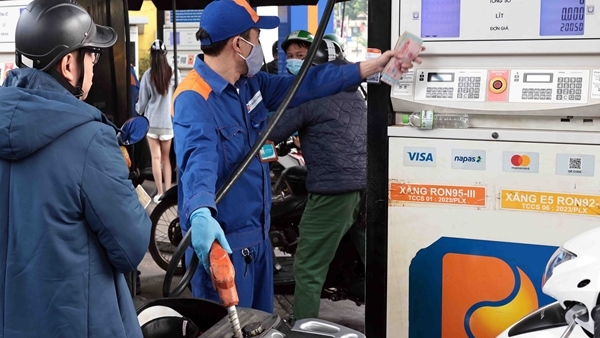 Giá xăng dầu tăng mạnh, dầu hỏa tăng hơn 7.000 đồng/lít