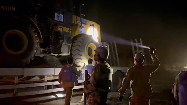 Chiến sĩ mũ nồi xanh Việt Nam xuyên đêm hỗ trợ người dân điểm nóng Abyei