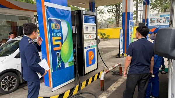 Kiểm soát chặt cửa hàng xăng dầu ở Hà Nội