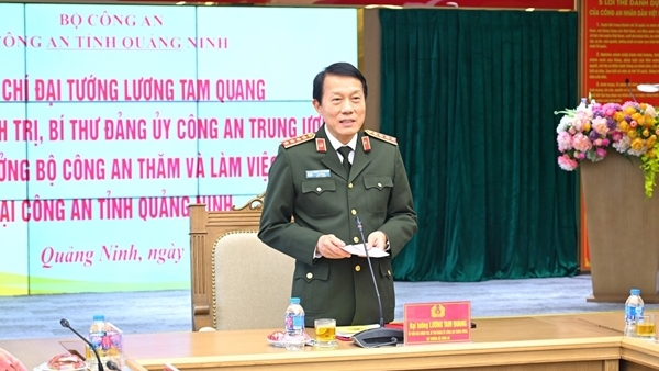 Minister Luong Tam Quang works with Quang Ninh Provincial Police Department