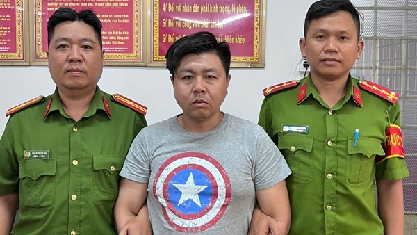 Bắt khẩn cấp tài xế xe ôm gây rối trước cổng sân bay Tân Sơn Nhất