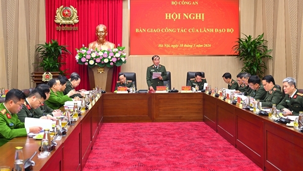 Lãnh đạo Bộ Công an bàn giao công tác xây dựng lực lượng Công an nhân dân