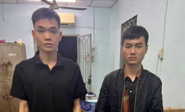 Chưa kịp nhận tiền công, 2 đối tượng rãi tờ rơi cho vay phải đi nhặt lại từng tờ một -0