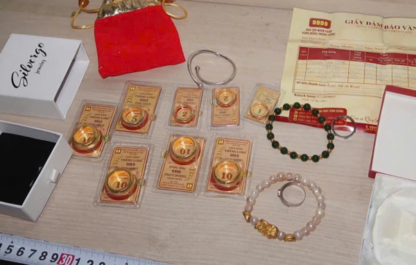 Dùng móc áo cạy cửa đột nhập nhà dân trộm két sắt chứa 5,2 cây vàng để trang trải nợ nần -0