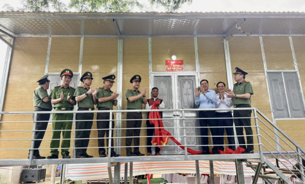Thêm nhiều hộ nghèo được an cư từ chương trình xóa nhà tạm -0