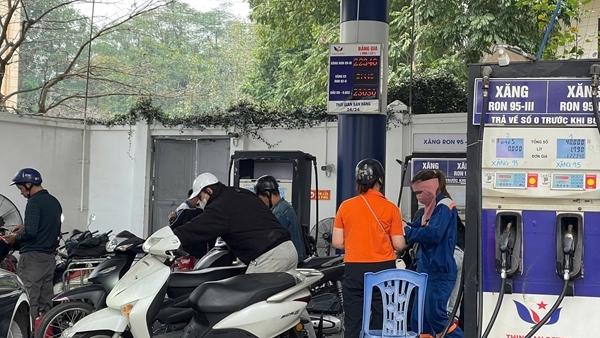 Xăng E5RON92 giảm 447 đồng/lít