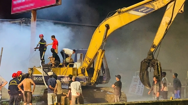 Cảnh sát khống chế đám cháy lớn tại bãi tập kết phế liệu ở Lâm Đồng