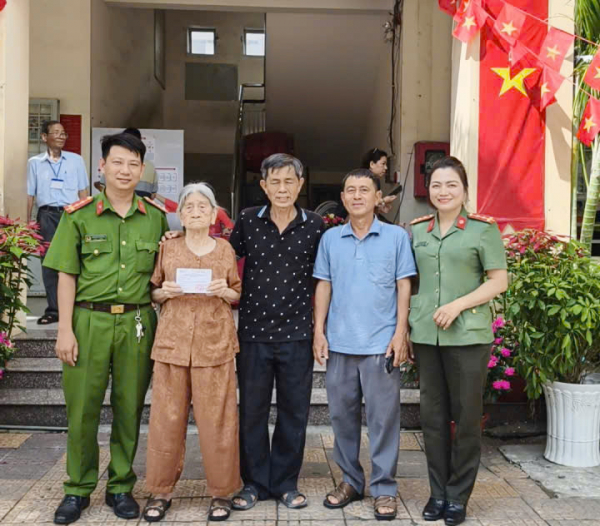 Cụ bà 100 tuổi đi bỏ phiếu bầu cử ở Cần Thơ -2