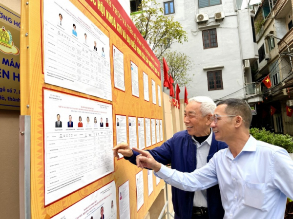 Người dân nghiên cứu danh sách ứng cử viên Quốc hội và HĐND các cấp trước khi bỏ phiếu.