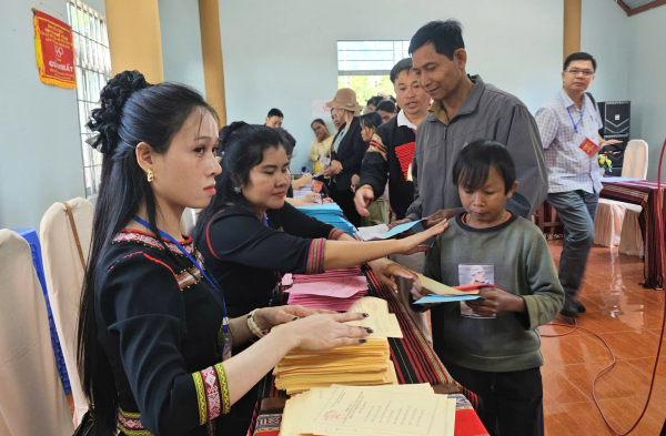 Gặp những cử tri “đặc biệt” trong ngày hội bầu cử -0
