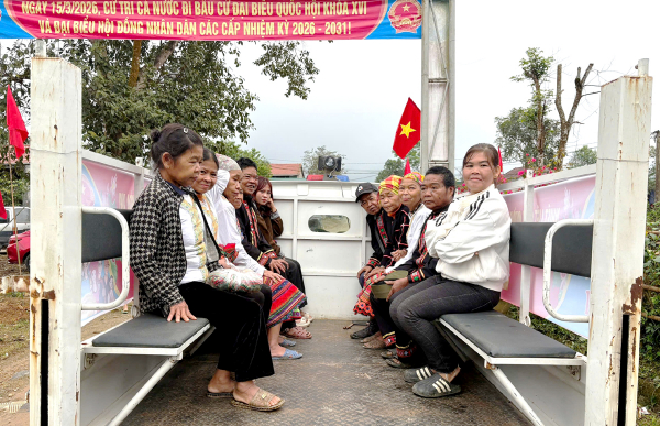 Cảnh sát dùng xe chuyên dụng hỗ trợ cử tri dân tộc Chứt đi bỏ phiếu -0