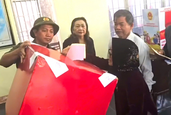 Gặp những cử tri “đặc biệt” trong ngày hội bầu cử -0