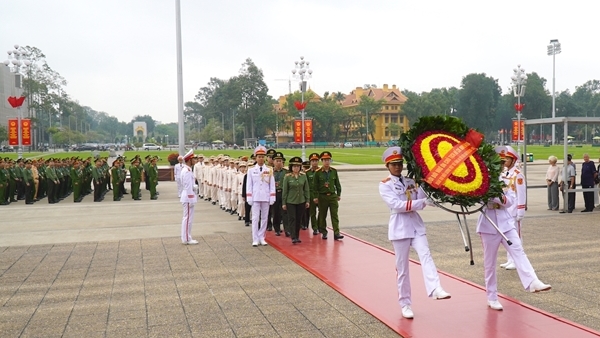 Đoàn đại biểu tuổi trẻ Công an nhân dân vào Lăng viếng Chủ tịch Hồ Chí Minh
