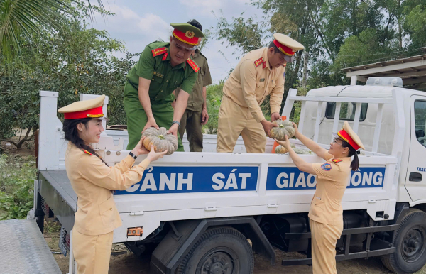 Công an Cà Mau chung tay hỗ trợ nông dân tiêu thụ nông sản -0