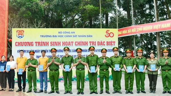 Đại học CSND tặng nhà tình nghĩa, trao quà trị giá 350 triệu đồng