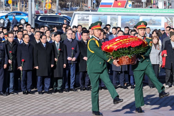 Thủ tướng Phạm Minh Chính đặt hoa tại Tượng đài Chủ tịch Hồ Chí Minh ở Moskva -0
