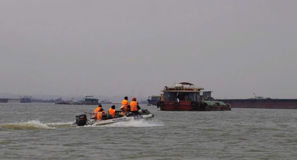Huy động hơn 40 cán bộ, chiến sĩ tham gia tìm kiếm nạn nhân chìm tàu trên sông Hồng -1